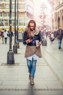 tablet bilgisayar kullanan güzel kadın