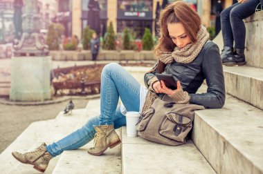 tablet bilgisayar kullanan güzel kadın