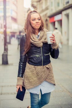 tablet bilgisayar kullanan güzel kadın
