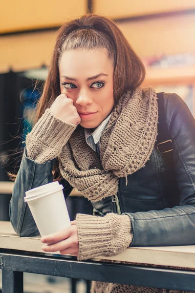 Beautiful woman drinkig coffe on the street — Stock Photo, Image