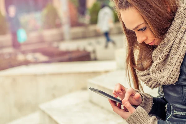 Junge Frau benutzt Handy auf der Straße — Stockfoto