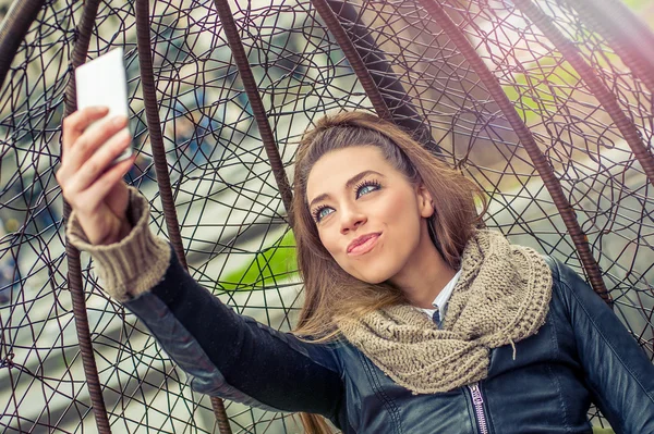 Lächelnde Frau macht ein Selfie mit Handy — Stockfoto