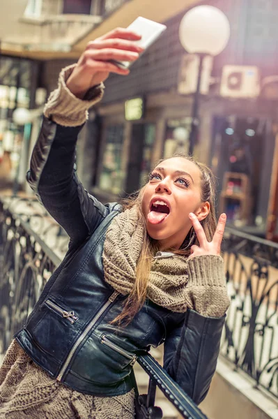 Lächelnde Frau macht ein Selfie mit Handy — Stockfoto