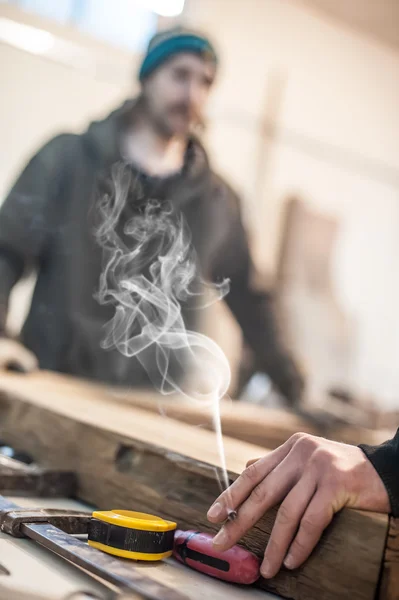 Carpintero con cigarrillo —  Fotos de Stock