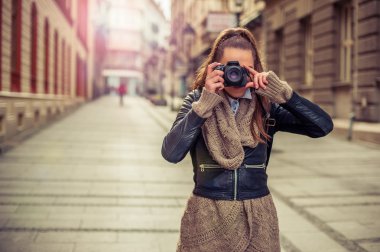 Kadın turist fotoğrafçı