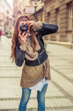 Kadın turist fotoğrafçı