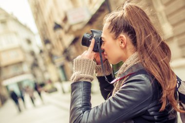 Kadın turist fotoğrafçı