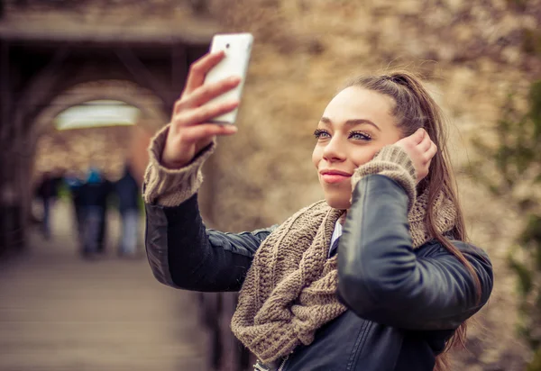 Uśmiechający się przy selfie z telefonów komórkowych — Zdjęcie stockowe