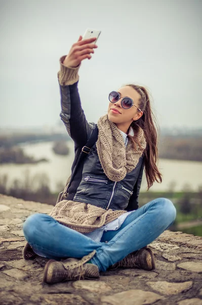 Lächelnde Frau macht ein Selfie mit Handy — Stockfoto