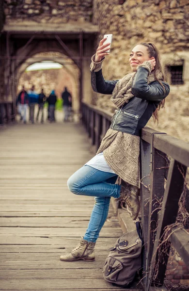 Lächelnde Frau macht ein Selfie mit Handy — Stockfoto