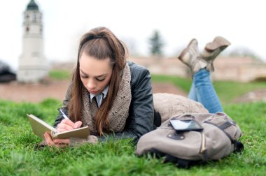 Güzel kız bir kitap yazma