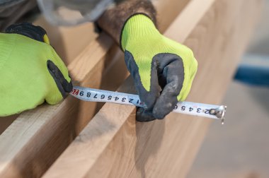 Mezura kullanan inşaat işçisi