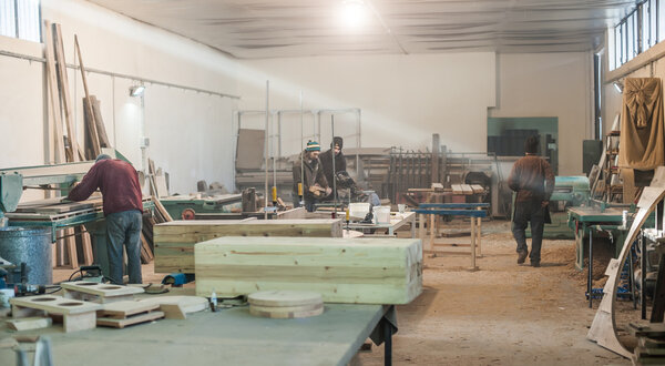 Плотники выполняют работы по дереву
