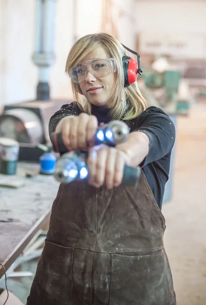 Carpintero femenino usando taladro eléctrico — Foto de Stock