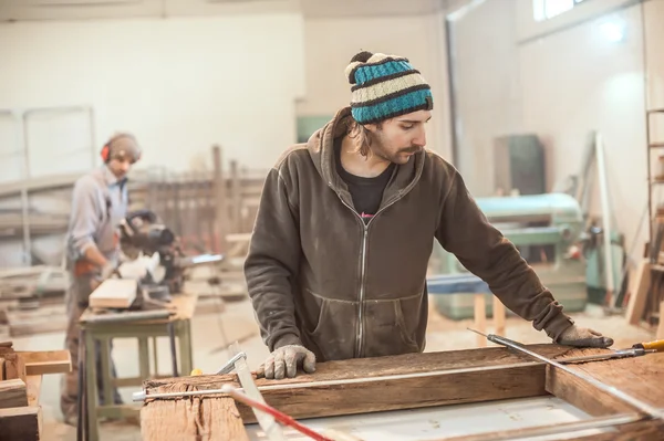 Ο άνθρωπος κάνει ξυλοκατασκευών στην ξυλουργική — Φωτογραφία Αρχείου