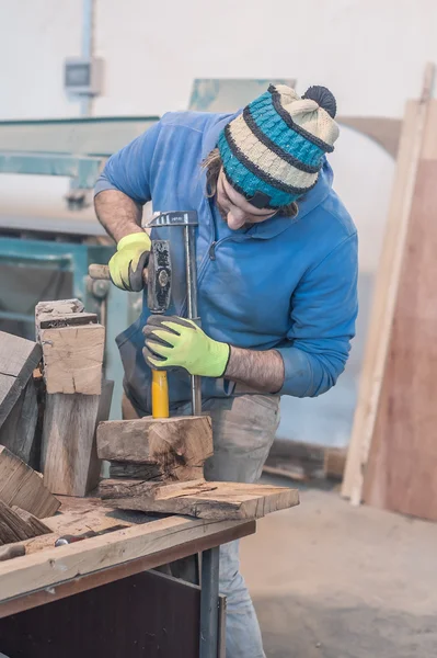 Чоловік займається деревообробкою в столярній промисловості — стокове фото