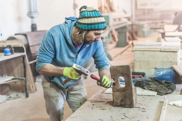 Homem fazendo marcenaria em carpintaria — Fotografia de Stock