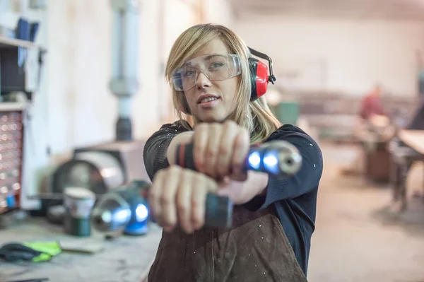 Falegname femminile usando il trapano elettrico — Foto Stock