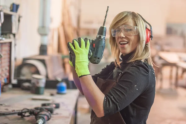 Falegname femminile usando il trapano elettrico — Foto Stock