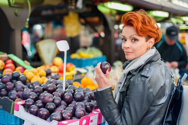 Жінка купує фрукти на вуличному ринку — стокове фото