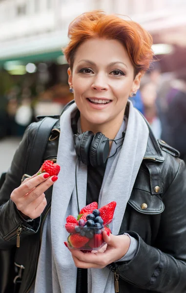 쾌활 한 여자 먹는 딸기 — 스톡 사진