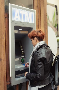 Atm den para alarak iş kadını