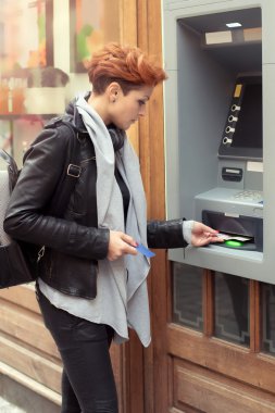Atm den para alarak iş kadını