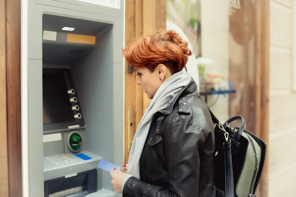 Деловая женщина берет деньги в банкомате — стоковое фото