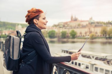 Kadın turist şehir rehberi seyir
