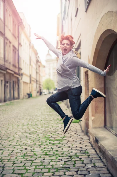 Mujer joven saltando en la calle —  Fotos de Stock