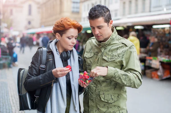 Pareja alegre comiendo fresas —  Fotos de Stock