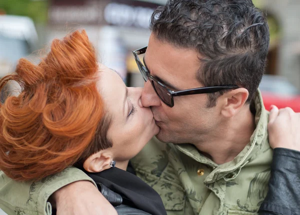 De cerca pareja besándose en la calle — Foto de Stock