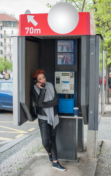 Mulher na cabine telefónica — Fotografia de Stock