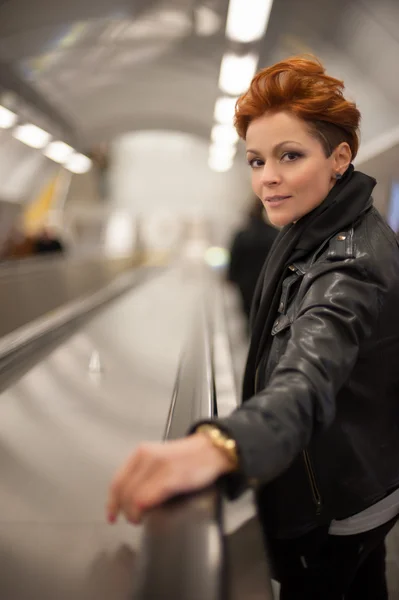 Žena v tounel metra eskalátor — Stock fotografie
