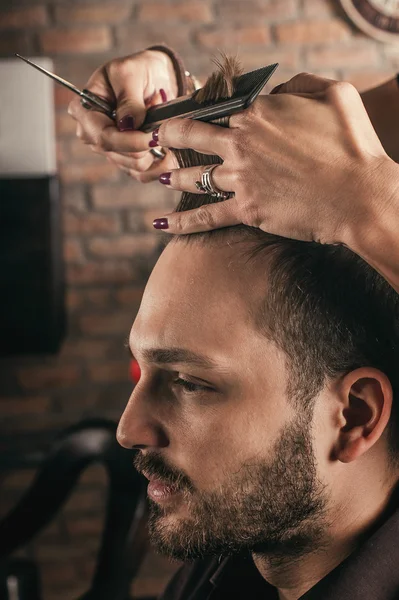 Parrucchiere femminile acconciatura capelli dell'uomo — Foto Stock