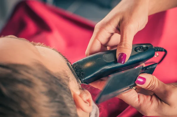 Barbier rasage d'un client avec tondeuse — Photo