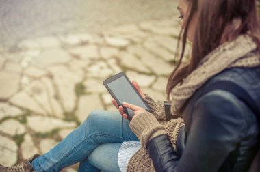 Tablet bilgisayar kullanan kadın