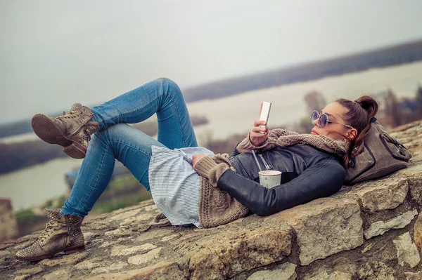 Junge Frau mit Handy auf der Festung — Stockfoto