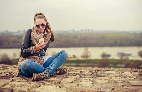 Junge Frau mit Handy auf der Festung — Stockfoto