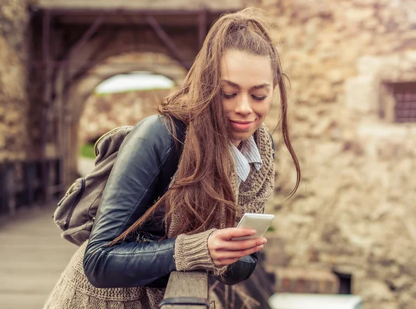 Junge Frau mit Handy auf der Festung — Stockfoto