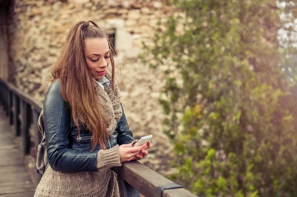 Junge Frau mit Handy auf der Festung — Stockfoto