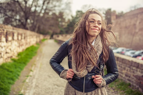 Gelukkige vrouw genieten van het leven — Stockfoto