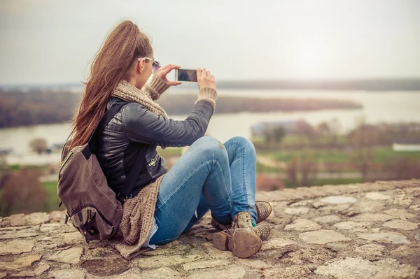 Frau macht ein Foto mit Handy — Stockfoto