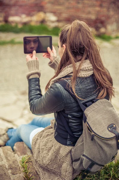 Frau spiegelt sich auf dem Bildschirm ihres Handys — Stockfoto