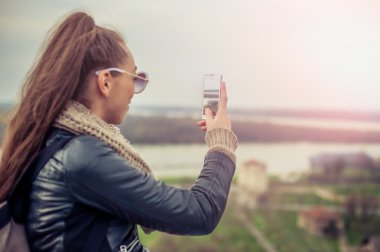 Cep telefonu ile fotoğraf çekme kadın