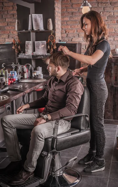 女理发师发型头发的男人坐在椅子上 — 图库照片