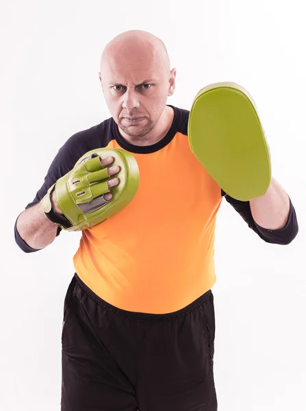 Entrenador sosteniendo guantes de enfoque — Foto de Stock