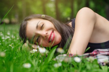 Çayırda oturan kız