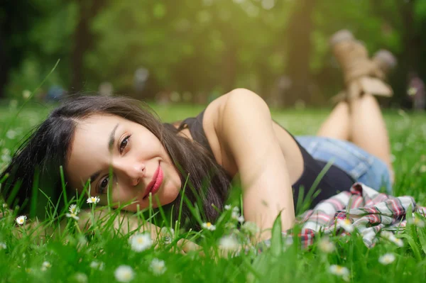 Çayırda oturan kız