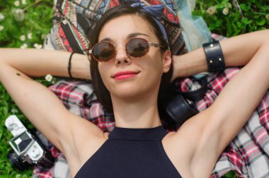 Çayırda oturan kız